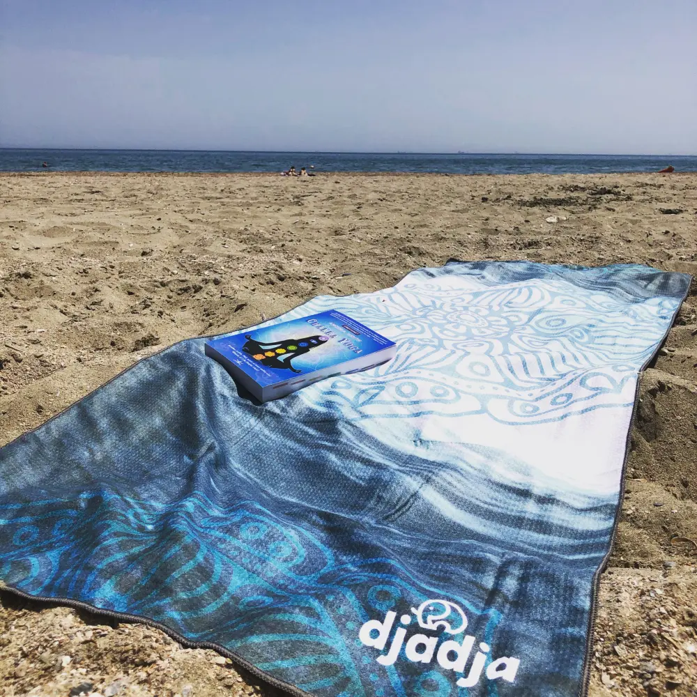 o saltea de yoga intinsa pe plaja
